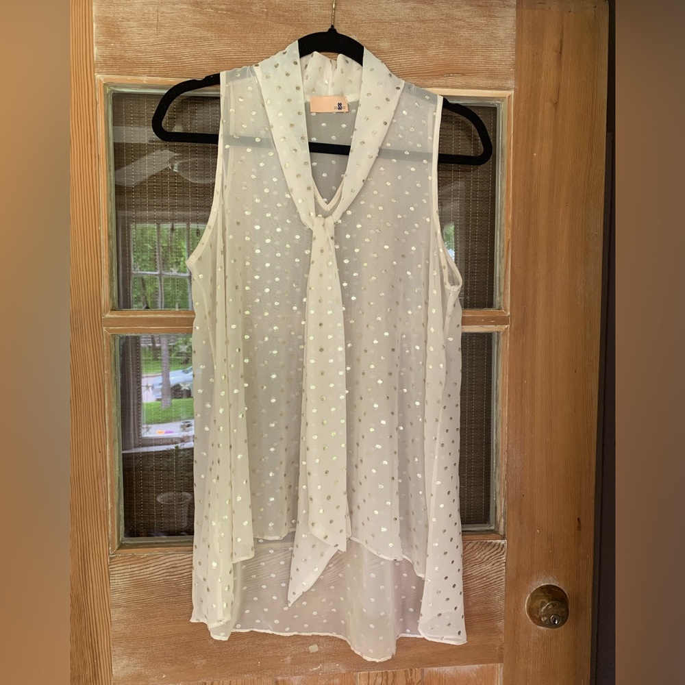 Sleeveless tie -front polka dot summer blouse